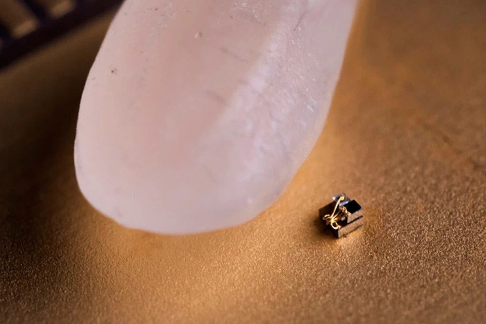 Создан самый маленький компьютер в мире. Для сравнения на фото использовано зёрнышко риса
