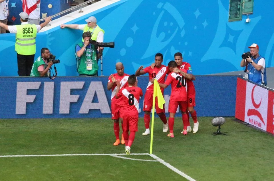 Футболисты сборной Перу празднуют второй гол