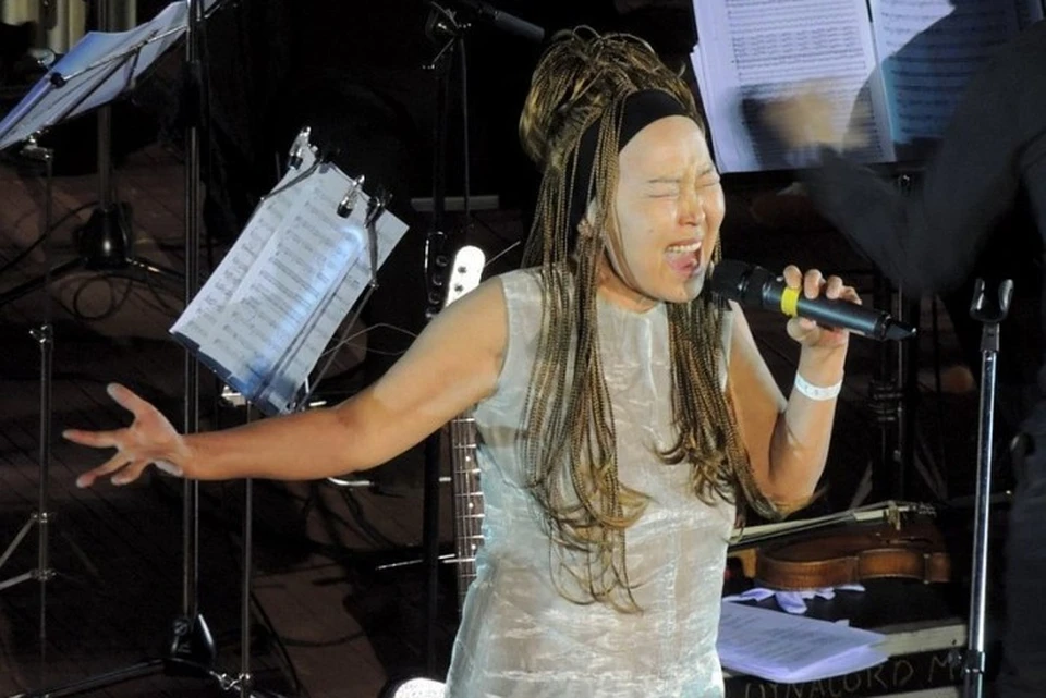 Певица из маленького таежного поселка Саинхо Намчылак даст концерт в Петербурге