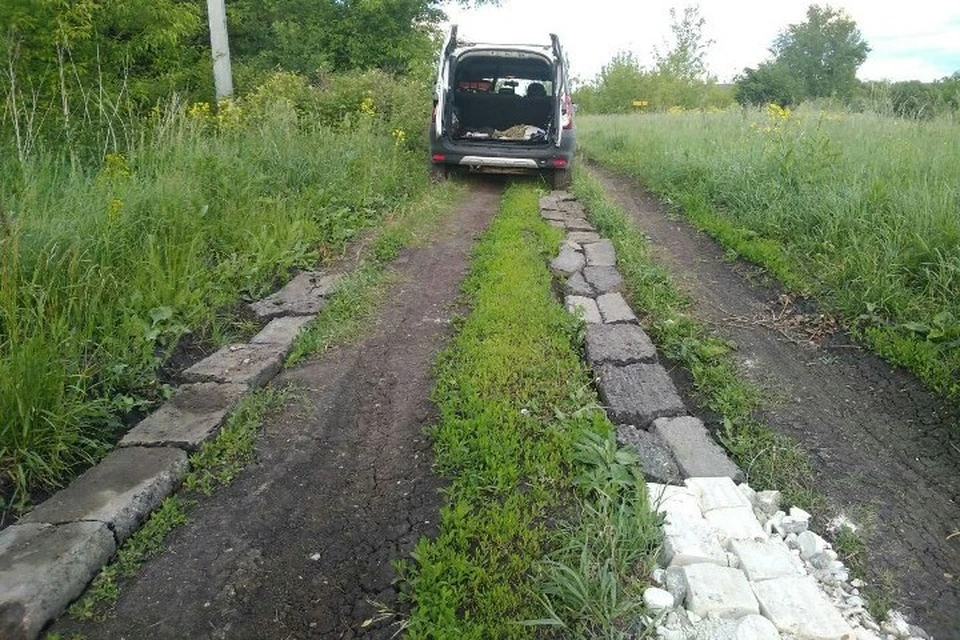 Жители закладывают колею своими силами