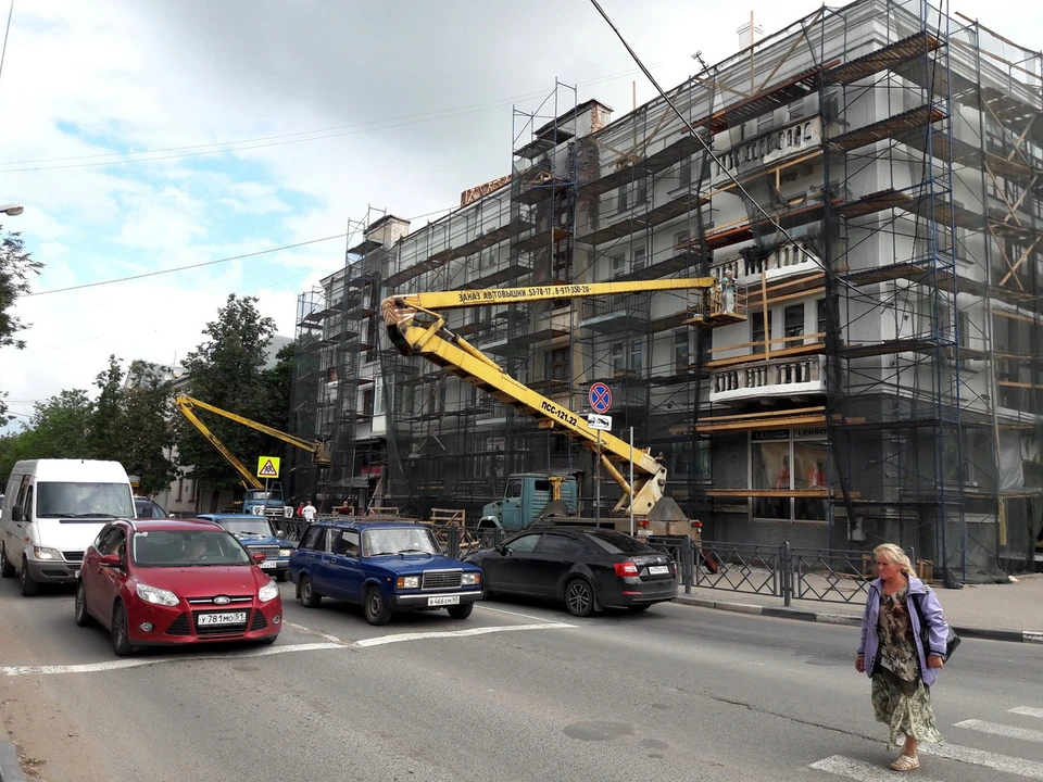 Подрядная организация продолжает работать над фасадом дома № 5/12 на Рижском проспекте.