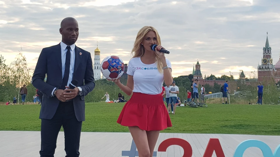 Виктория Лопырева с гостем от ФИФА, Дидье Дрогба, в парке "Зарядье".