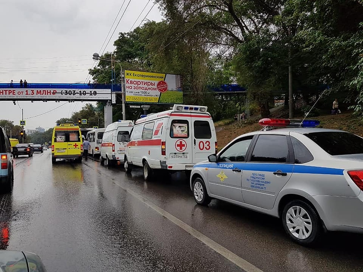 В Ростове-на-Дону на Стачки у остановки маршрутка врезалась в автобус:  четверо в больнице - KP.RU