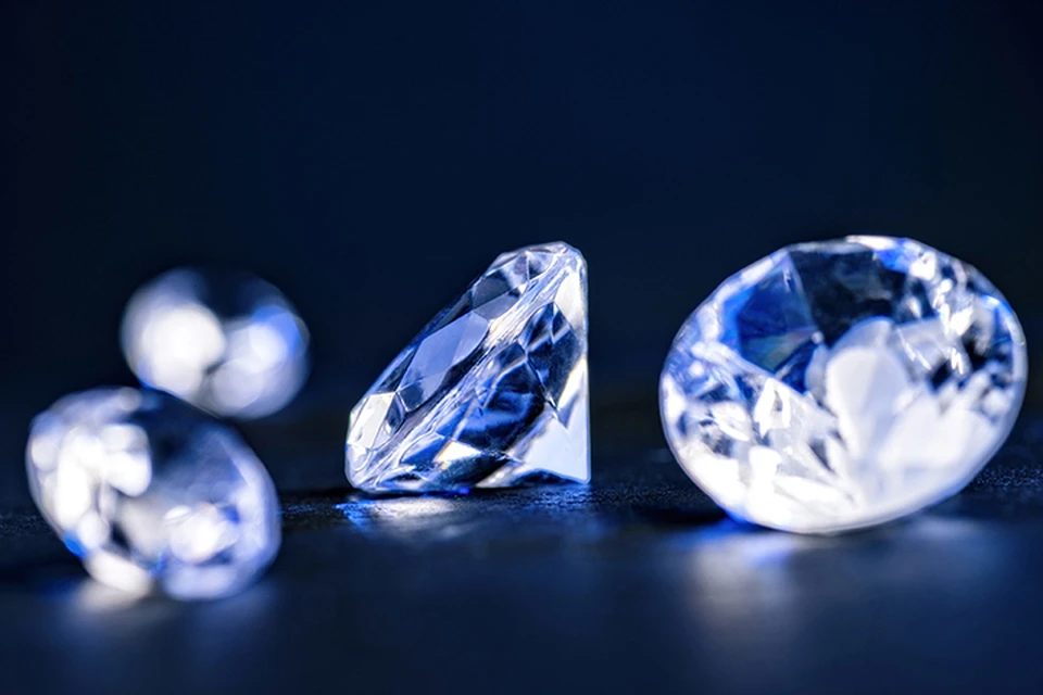 Высокая цена связана с тем, что алмазы, при огранке которых получаются бриллианты - лучшие друзья девушек