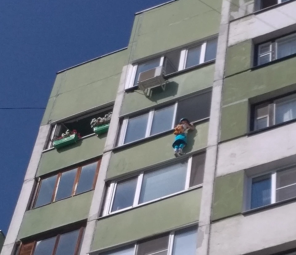 Девочка опиралась на козырек нижнего балкона Фото: Лиза Крымская