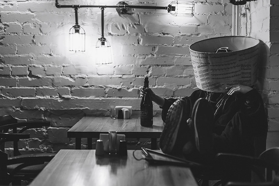 Некоторые гости не видят разницу между официантом и предметом интерьера. Но ведь именно мы являемся лицом заведения. Фото: Андрей Климов