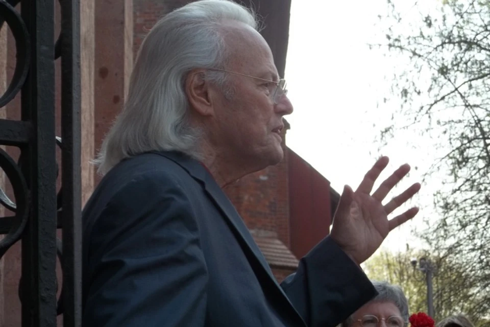 Михаэль Вик выступает у могилы Канта. 2014 год.