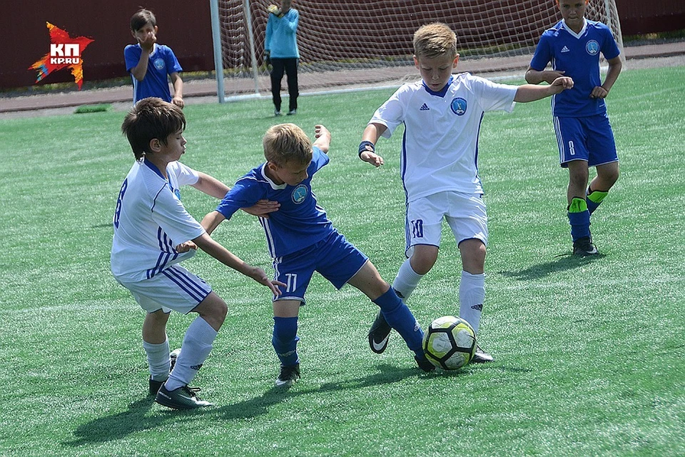 В некоторых футбольных школах детей принимают с самого юного возраста.