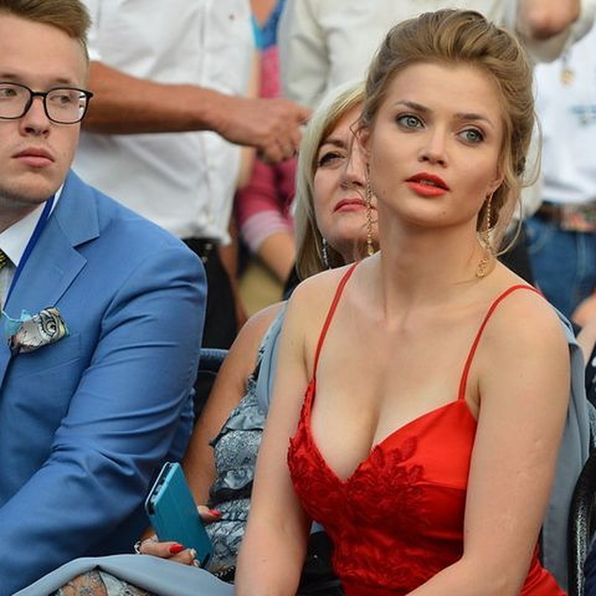 Звезда сериалов Алина Ланина показала грудь на кинофестивале в Ессентуках -  KP.RU