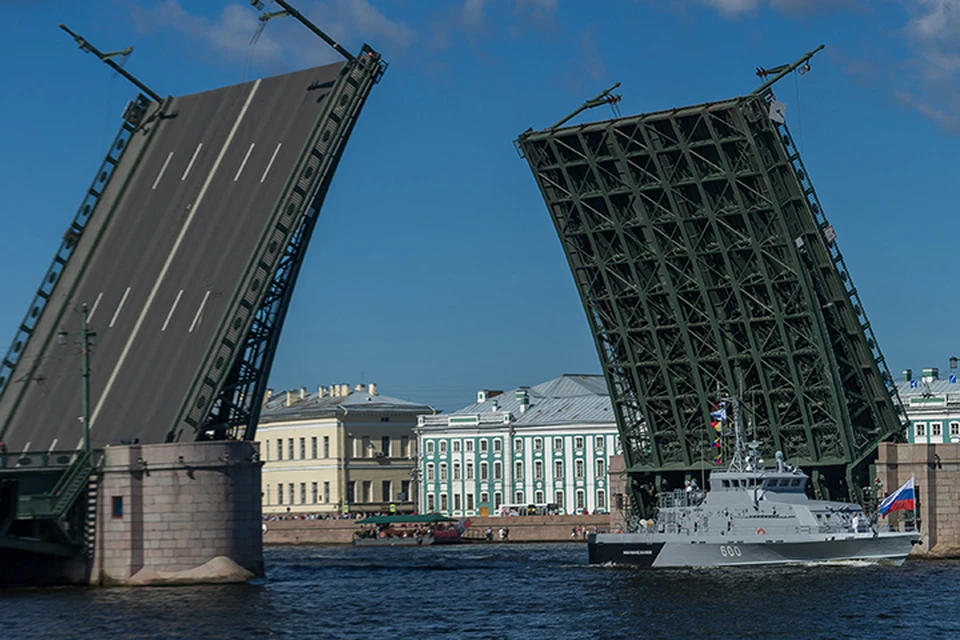 26 июля днем в Петербурге будут разведены мосты из-за генеральной репетиции Дня ВМФ 2018.