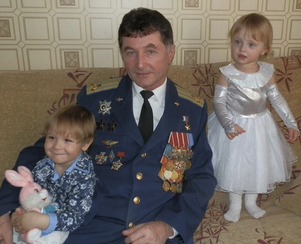 Самый титулованный российский военный с внуками Игорем и Полиной