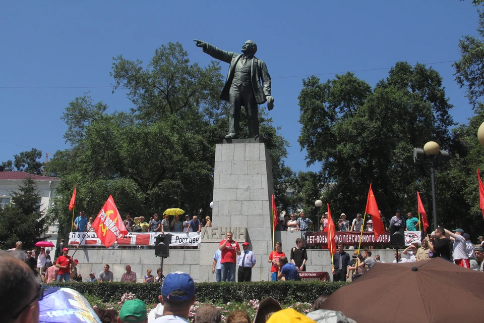 Памятник Ильичу перевидал сотни митингов