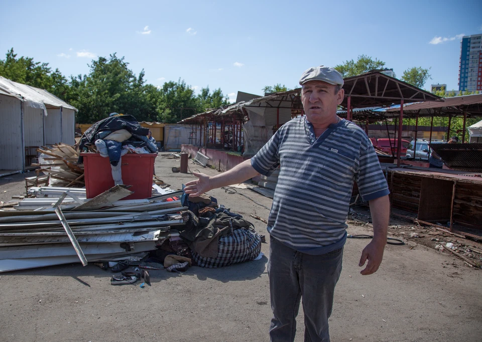 Пенсионер Валерий Николаевич торговал бензопилами и учил покупателей отбивать косу-литовку.