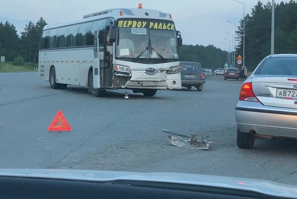 Под Первоуральском автобус снес легковушку. В ней погибла женщина. Фото: "Инцидент Первоуральск"