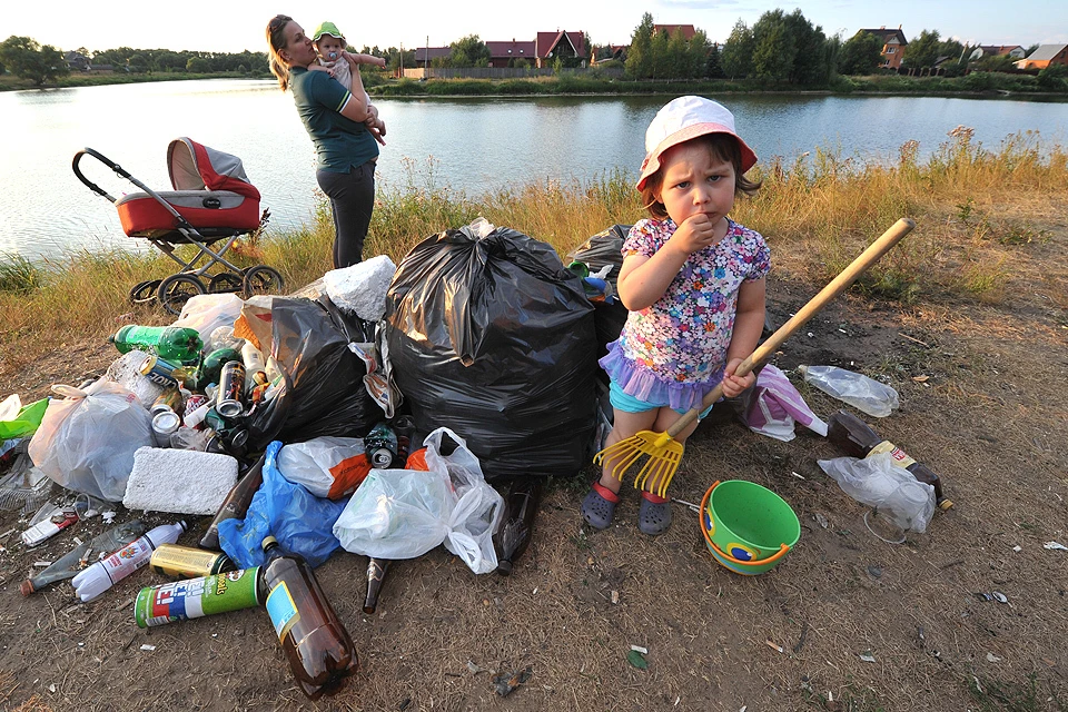 Собранный мусор у пляжа деревни Вялки, Раменский район Подмосковья.