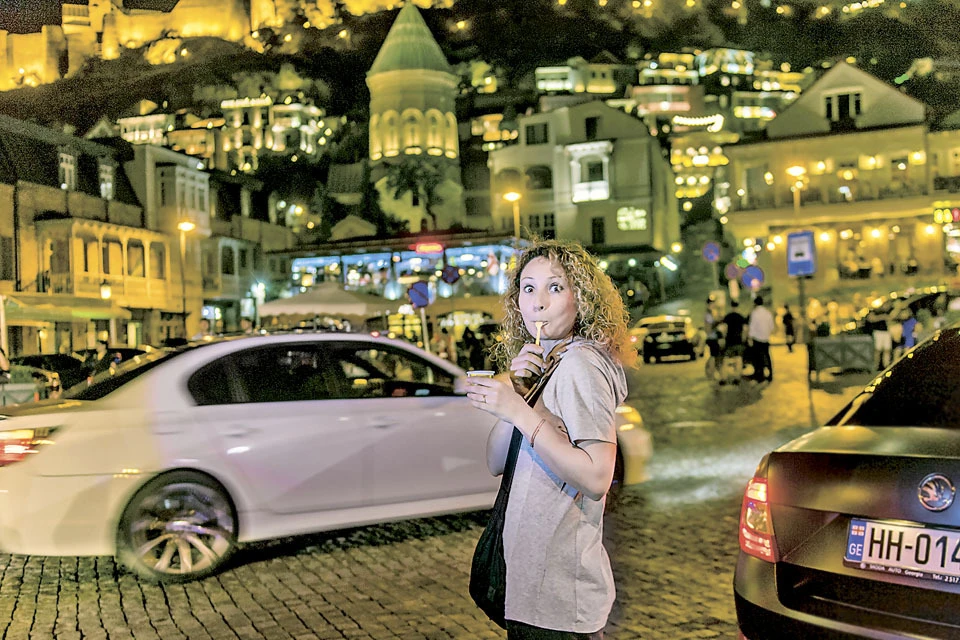 Сияющий ночной Тбилиси, сияющие лица русских туристок - ровно 10 лет назад на этих улицах царили страх и ожидание...
