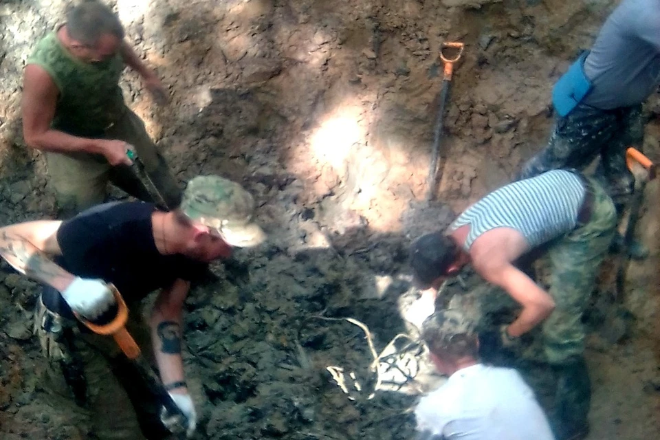 Чтобы достать детали самолета, пришлось выкопать яму, глубиной пять метров. Фото: из архива Андрея Чеканова