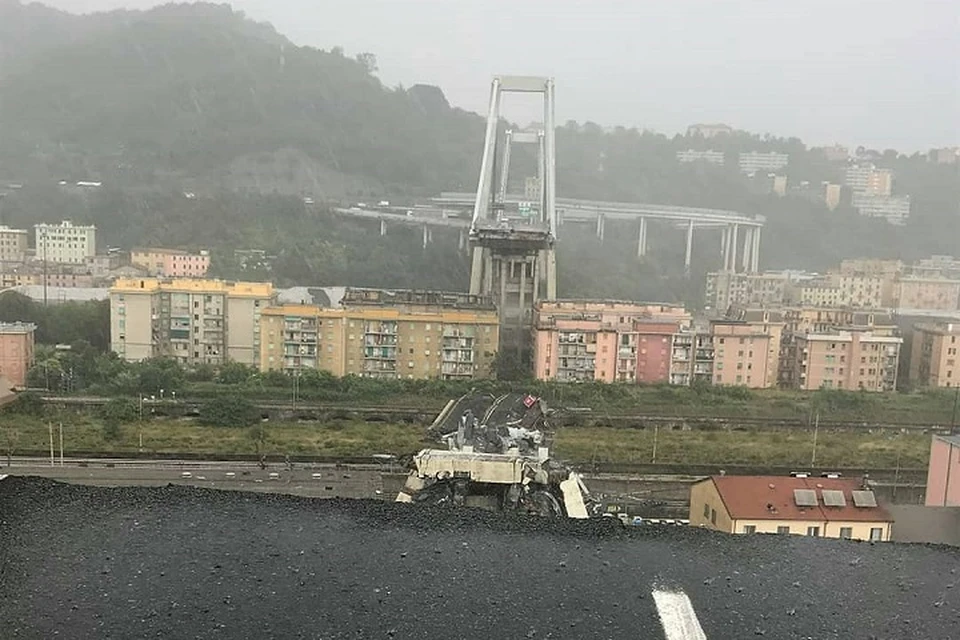 Первые кадры обрушения моста в Генуе. Фото: coco._.jambo.