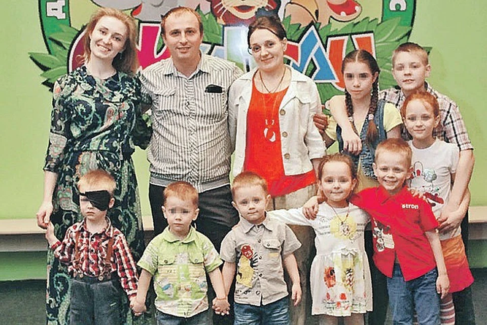 На снимке многоженец Сухов со своими двумя женами и восемью детьми. Но есть и еще одна, третья супруга и пятеро детишек... Фото: facebook.com