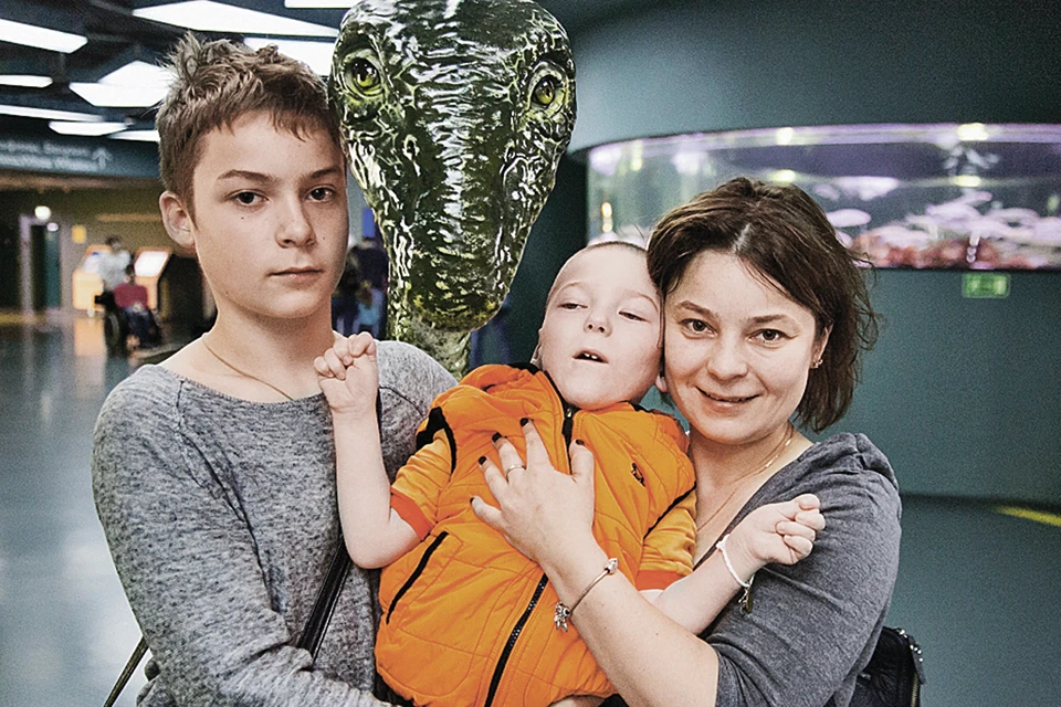 Екатерина Коннова со старшим сыном Елисеем и больным Арсением.