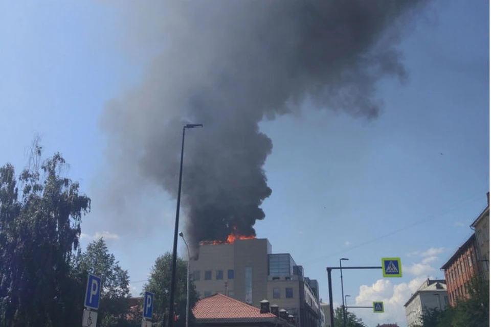 По предварительным данным, огонь вспыхнул в здании Мира, 19, строение 1. Фото: "ЧП-Красноярск"