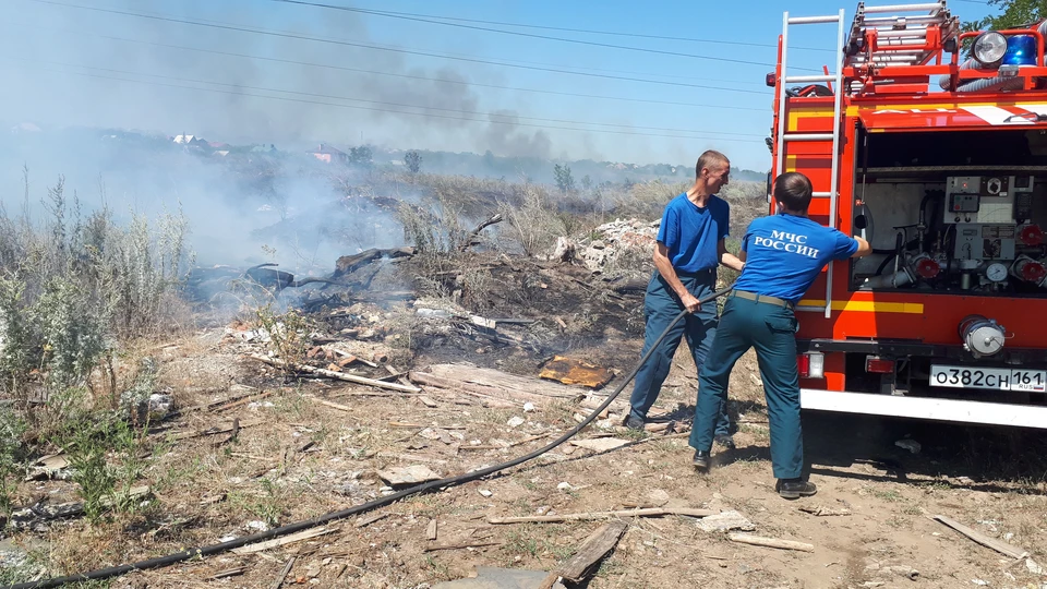 Пожар тушат десятки спасателей. Фото: ГУ МЧС по РО.