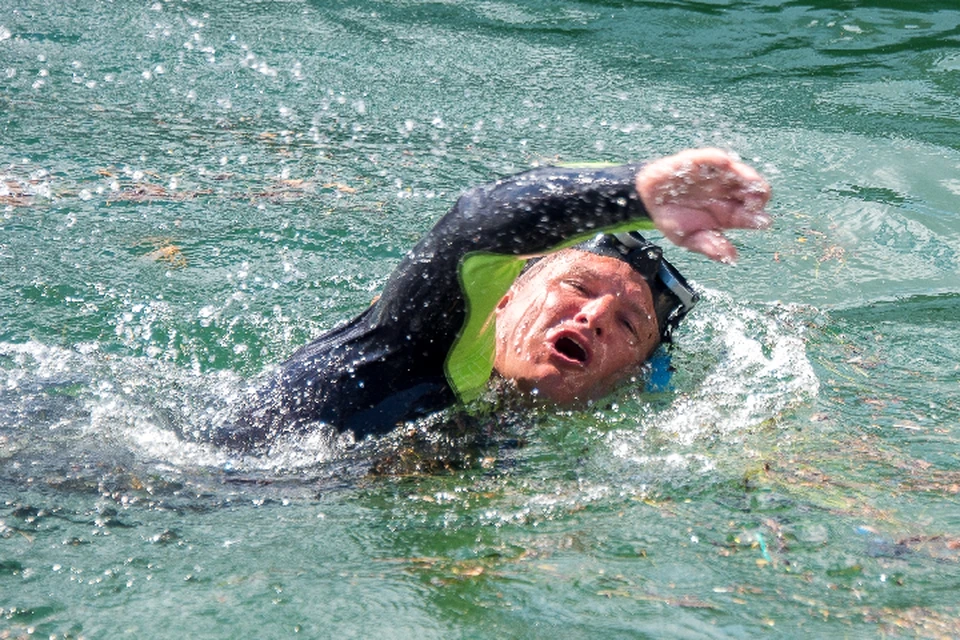 Юрий Бурлак по 10-12 часов проводил в воде.