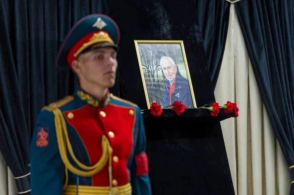 Михаила Михайловича похоронили на Серафимовском рядом с супругой