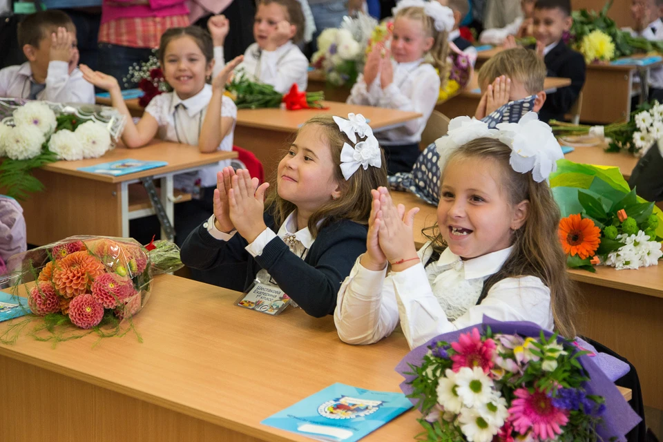 Первоклассники за партой картинки