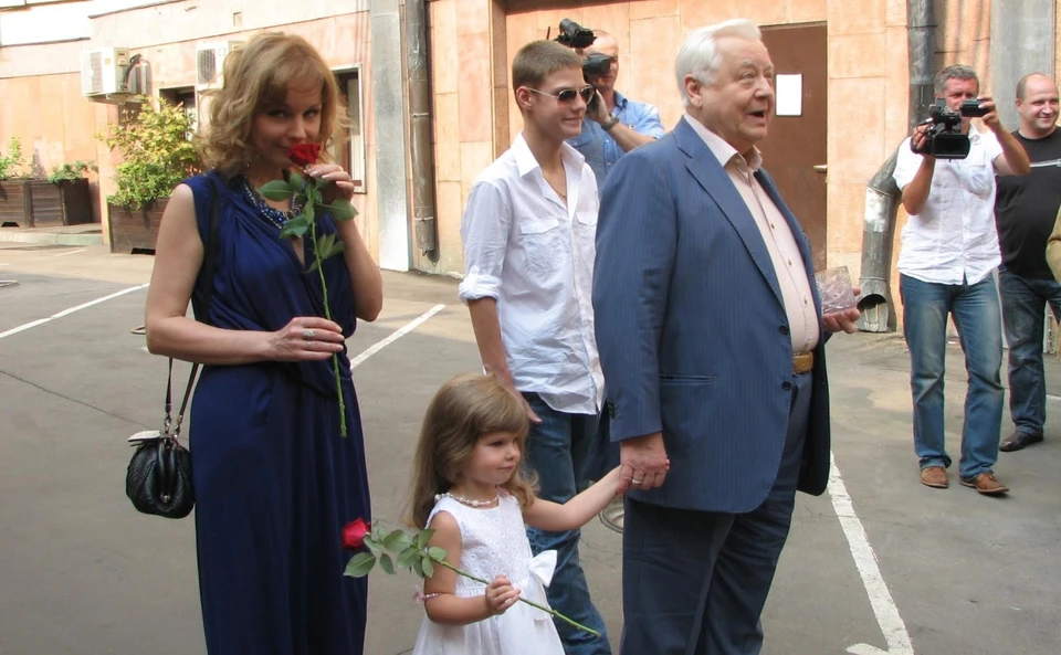 Олег Табаков с Мариной Зудиной и младшими детьми, Павлом и Марией