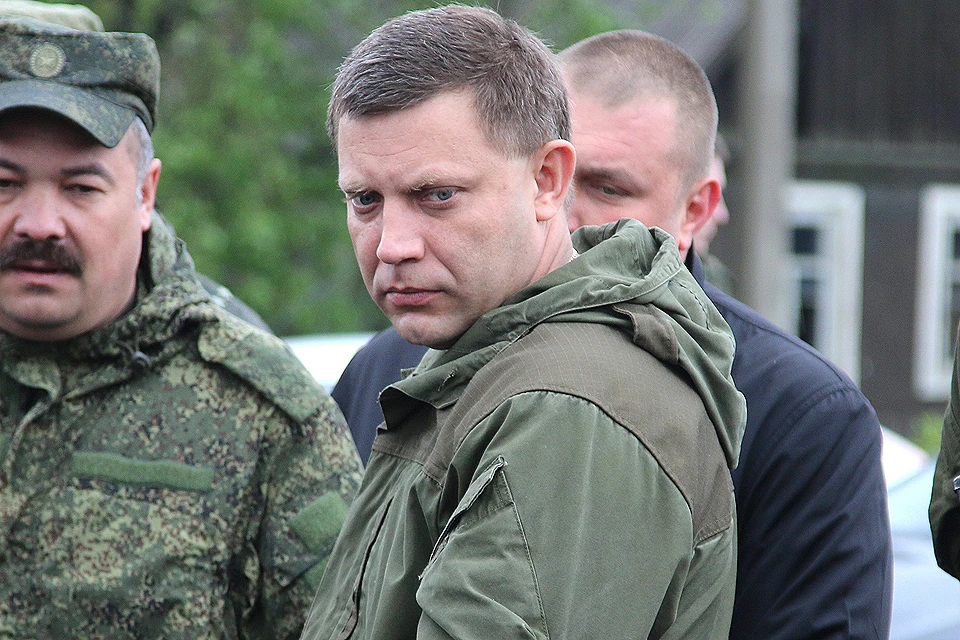 Глава Донецкой народной республики Александр Захарченко на месте обстрела контрольно-пропускного пункта у села "Еленовка", апрель 2016 года.