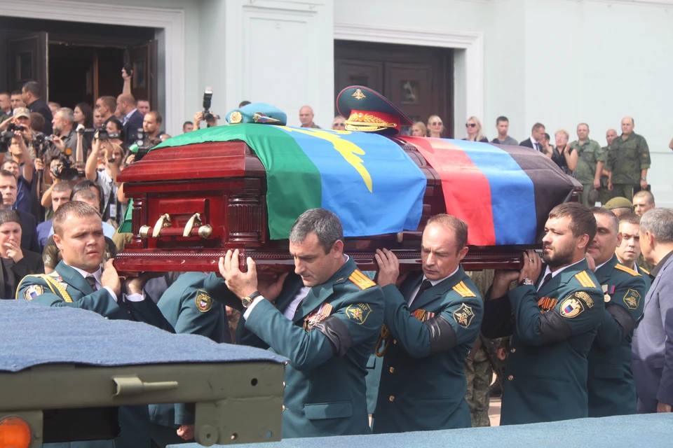 Гроб с телом Захарченко вынесли около 13:00