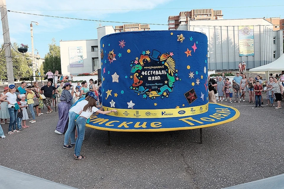 Помочь «безумным шляпникам» создать самую большую шляпу России мог каждый желающий. Фото: Юрий ИЛЬТИМИРОВ