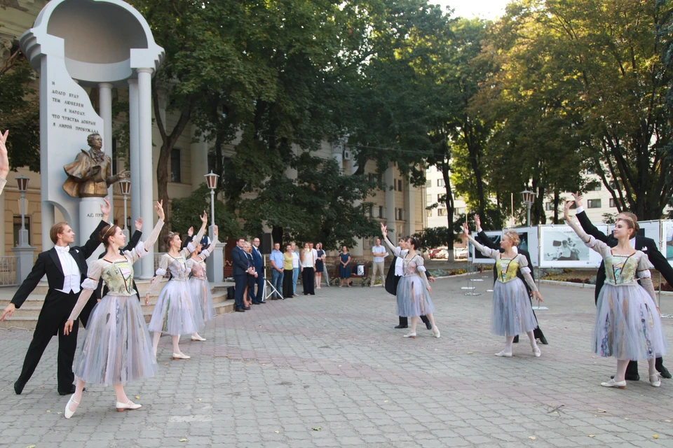 На открытии выставки выступили солисты театра оперы и балета
