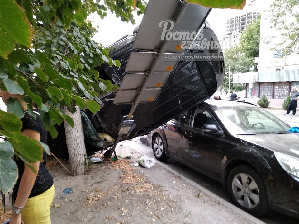 Авария произошла днем возле дома под номером 213. Фото: Группа Вконтакте "Ростов Главный".