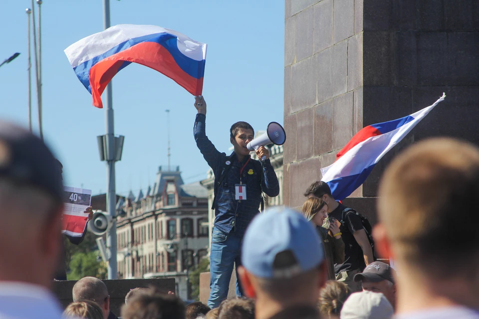 Митинг заявлялся на Спортивной набережной, однако организаторы перенесли его на центральную площадь