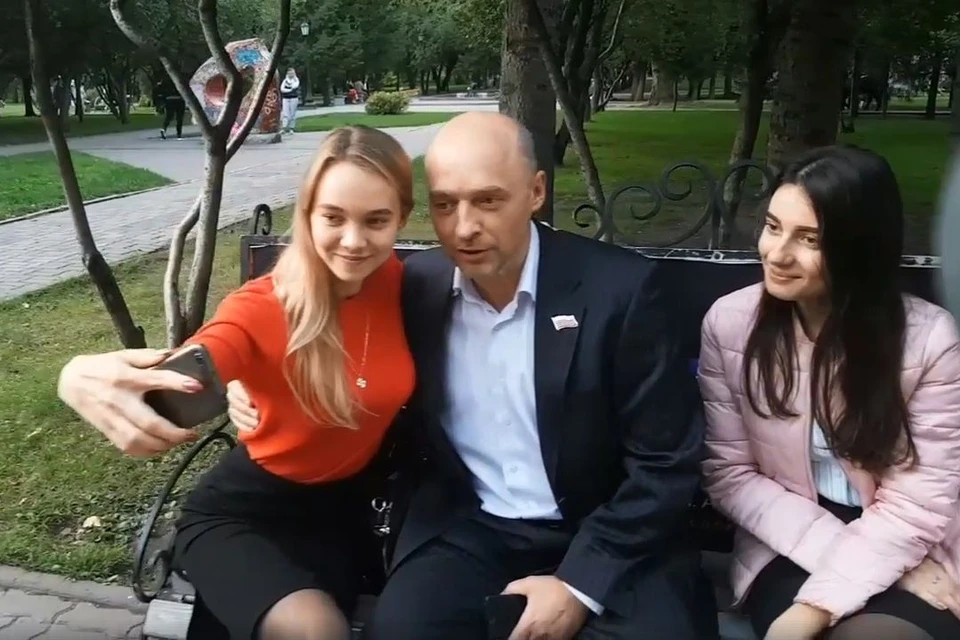 Анатолий Кубанов за несколько дней до выборов прогулялся по парку и познакомился с электоратом. Стоп-кадр с видео Тимура ХАНОВА