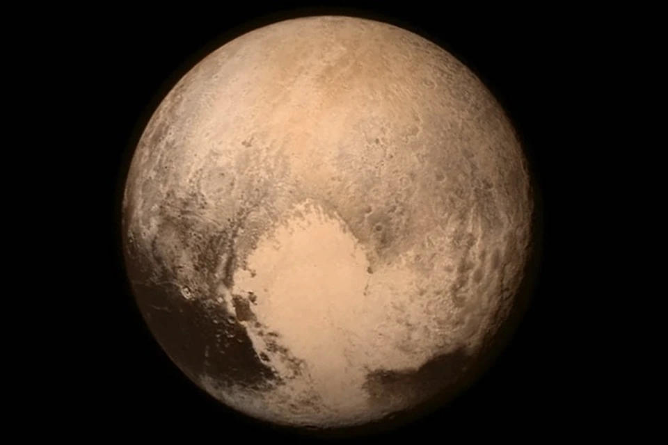 Плутон со своим знаменитым "сердцем".