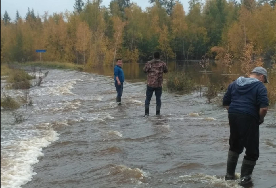 Дожди так размыли дорогу что дальше. Дорога Таттинского улуса. Наслега Таттинского улуса. Потоп Таттинского улуса. Таттинский улус социальная защита.