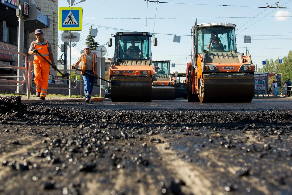 Под толстым слоем свежего асфальта будет непросто отыскать старый люк.