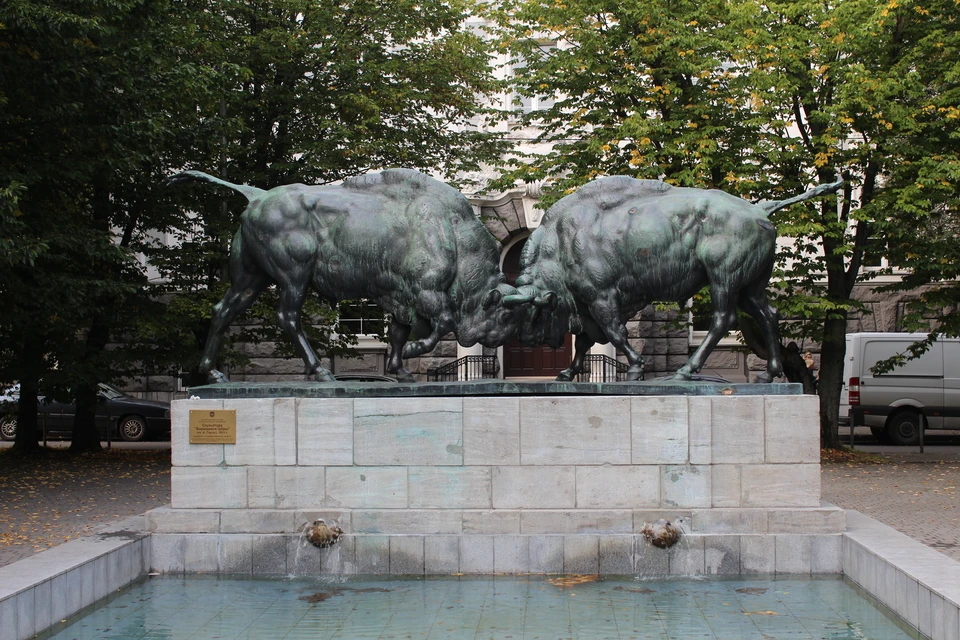 Памятник "Борющиеся зубры" на проспекте Мира.