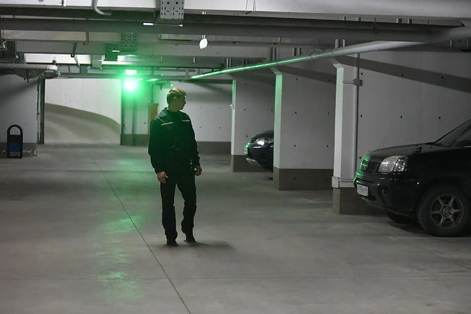 Парковать машины можно и под землей, соединив парковку с наземным гаражом.