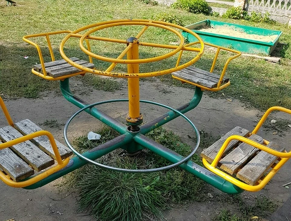 Карусель на детской игровой площадке в п.Партизан