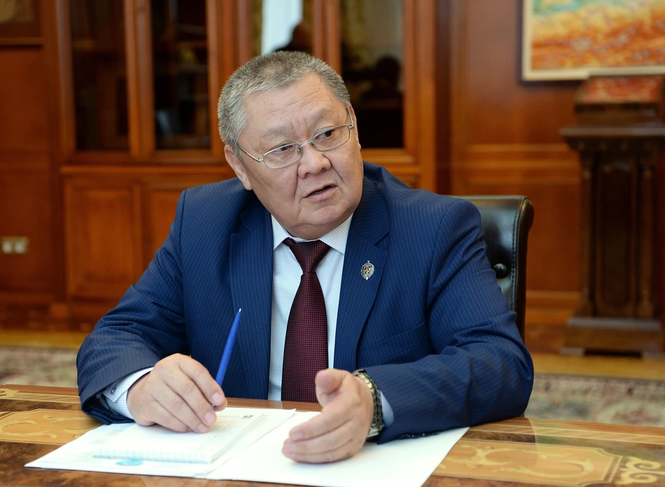 Токон Мамытов - генерал-лейтенант ГКНБ. За его кандидатуру на пост омбудсмена проголосовало большинство депутатов.