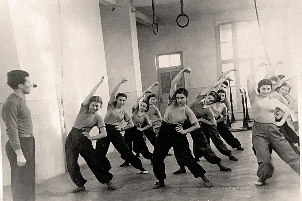 1953 год. Семен ведет урок гимнастики в пятигорском институте. На фото видна его правая кисть, где должно быть тату ГЕНА, что точно не ускользнуло бы от внимания его близких и знакомых.