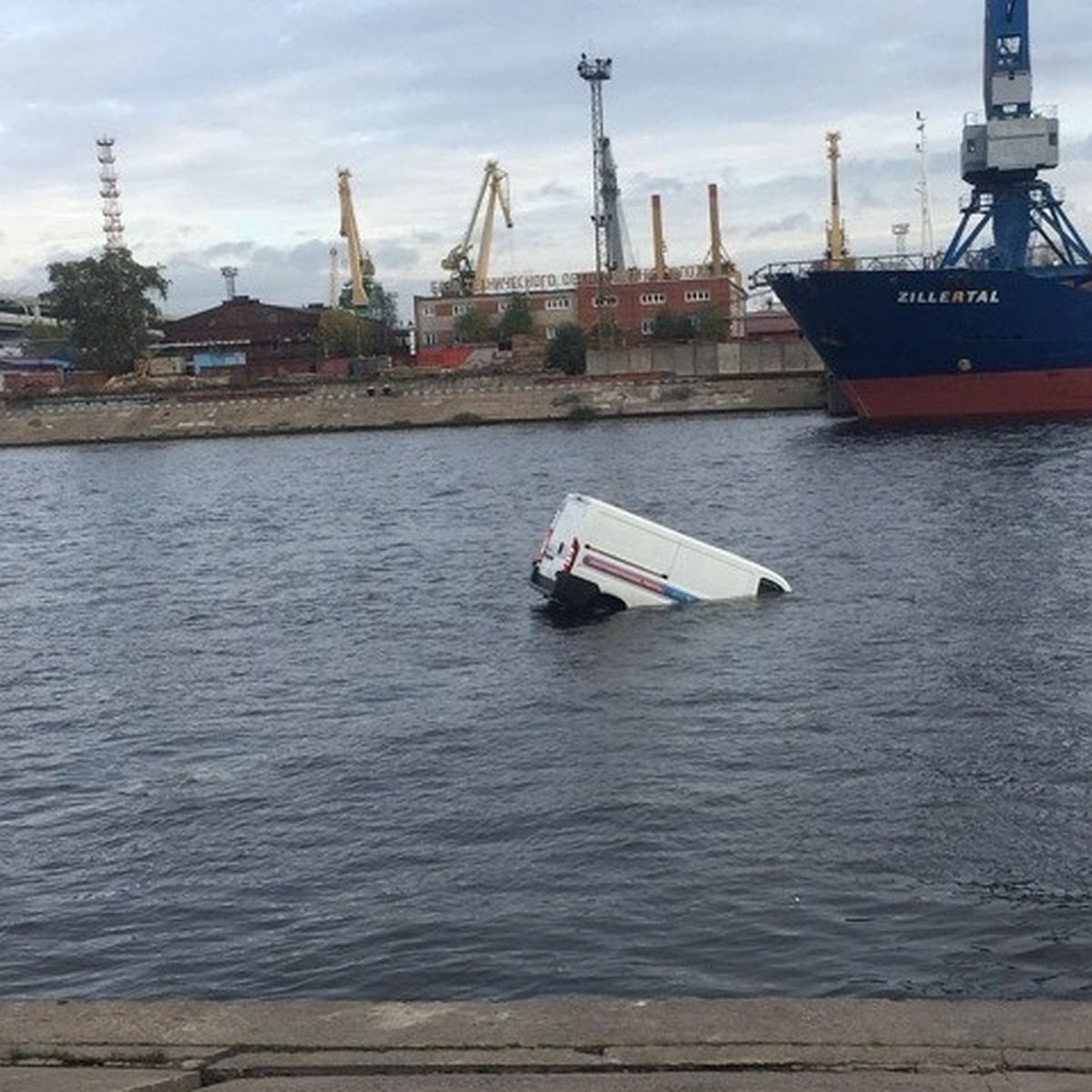 Паром из Петербурга в Хельсинки ушел с задержкой из-за плававшего в Морском  канале микроавтобуса - KP.RU