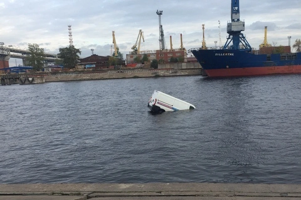 Плавающий в Морском канале микроавтобус задержал отправление парома из Петербурга в Хельсинки. Фото: vk.com/spb_today