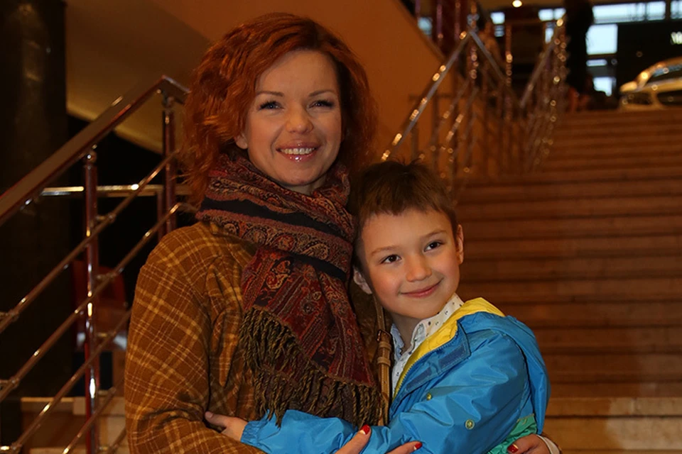 Алиса Гребенщикова с сыном Алешей.