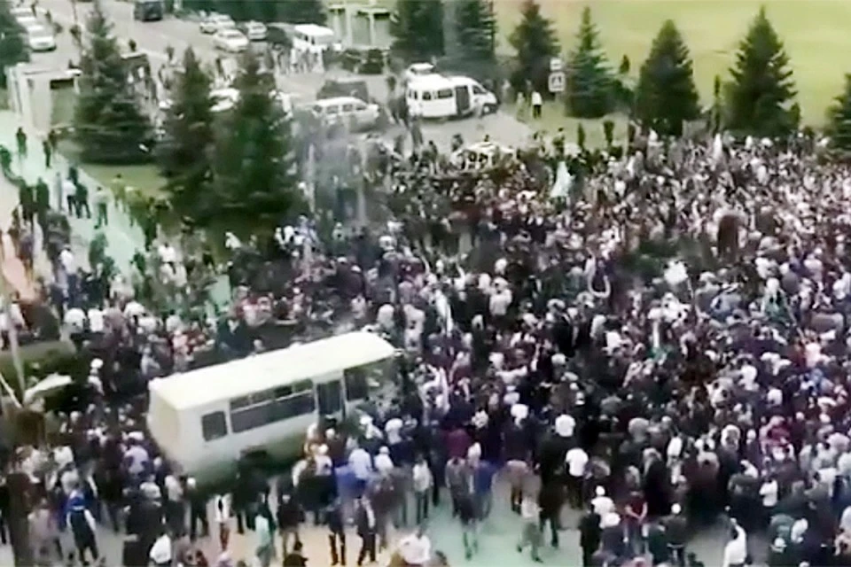 Крупный стихийный митинг в столице Республики Ингушетия - Магасе после ратификации местными депутатами соглашения о новой границе с Чечней