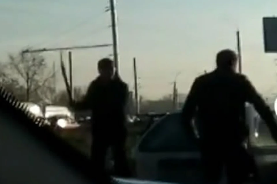 Видео драки в пробке в Иркутске: водители пустили в ход лопаты. Фото: скрин с видео группы «ДТП 38RUS Иркутск»